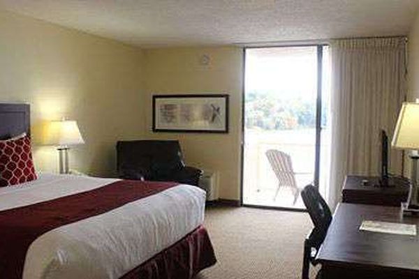 PARAMOUNT PLAZA HOTEL AND SUITES (Gainesville)